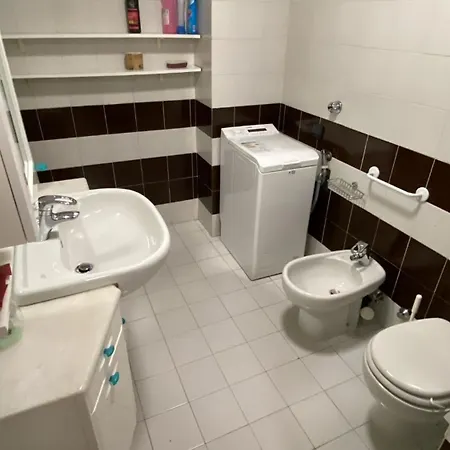 Tia's - 15 Min From & Parking Apartment *